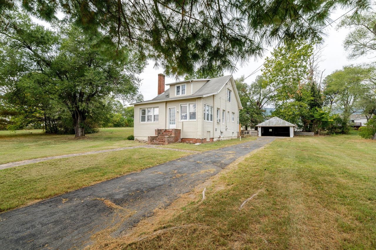 9571 TOWN HALL RD, MCGAHEYSVILLE, Virginia 22840, 3 Bedrooms Bedrooms, ,1 BathroomBathrooms,Residential,9571 TOWN HALL RD,669444 MLS # 669444