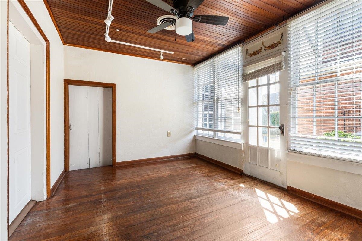 9299 N CONGRESS ST, NEW MARKET, Virginia 22844, 3 Bedrooms Bedrooms, ,1 BathroomBathrooms,Residential,9299 N CONGRESS ST,669447 MLS # 669447