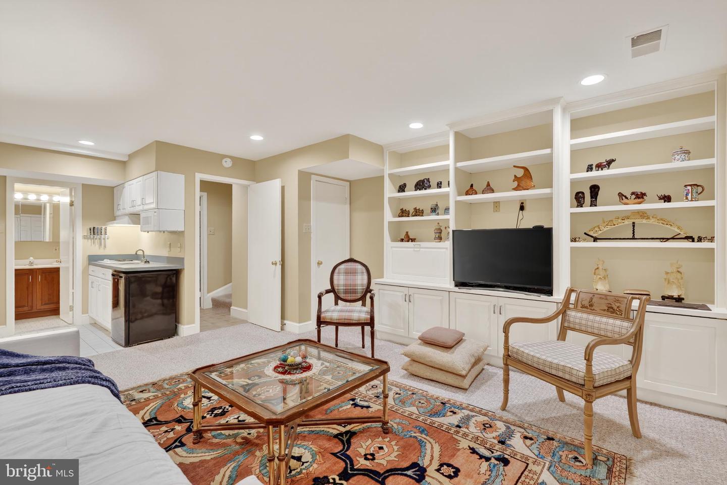 4281 EMBASSY PARK DR NW, WASHINGTON, District Of Columbia 20016, 3 Bedrooms Bedrooms, ,3 BathroomsBathrooms,Residential,For sale,4281 EMBASSY PARK DR NW,DCDC2218202 MLS # DCDC2218202