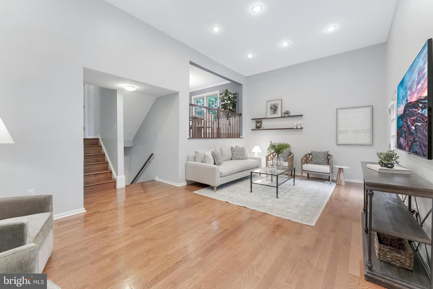 6416 SEVEN OAKS CT, FALLS CHURCH, Virginia 22042, 3 Bedrooms Bedrooms, ,3 BathroomsBathrooms,Residential,For sale,6416 SEVEN OAKS CT,VAFX2265272 MLS # VAFX2265272