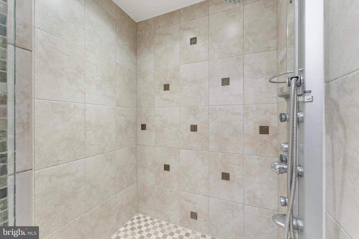 6416 SEVEN OAKS CT, FALLS CHURCH, Virginia 22042, 3 Bedrooms Bedrooms, ,3 BathroomsBathrooms,Residential,For sale,6416 SEVEN OAKS CT,VAFX2265272 MLS # VAFX2265272