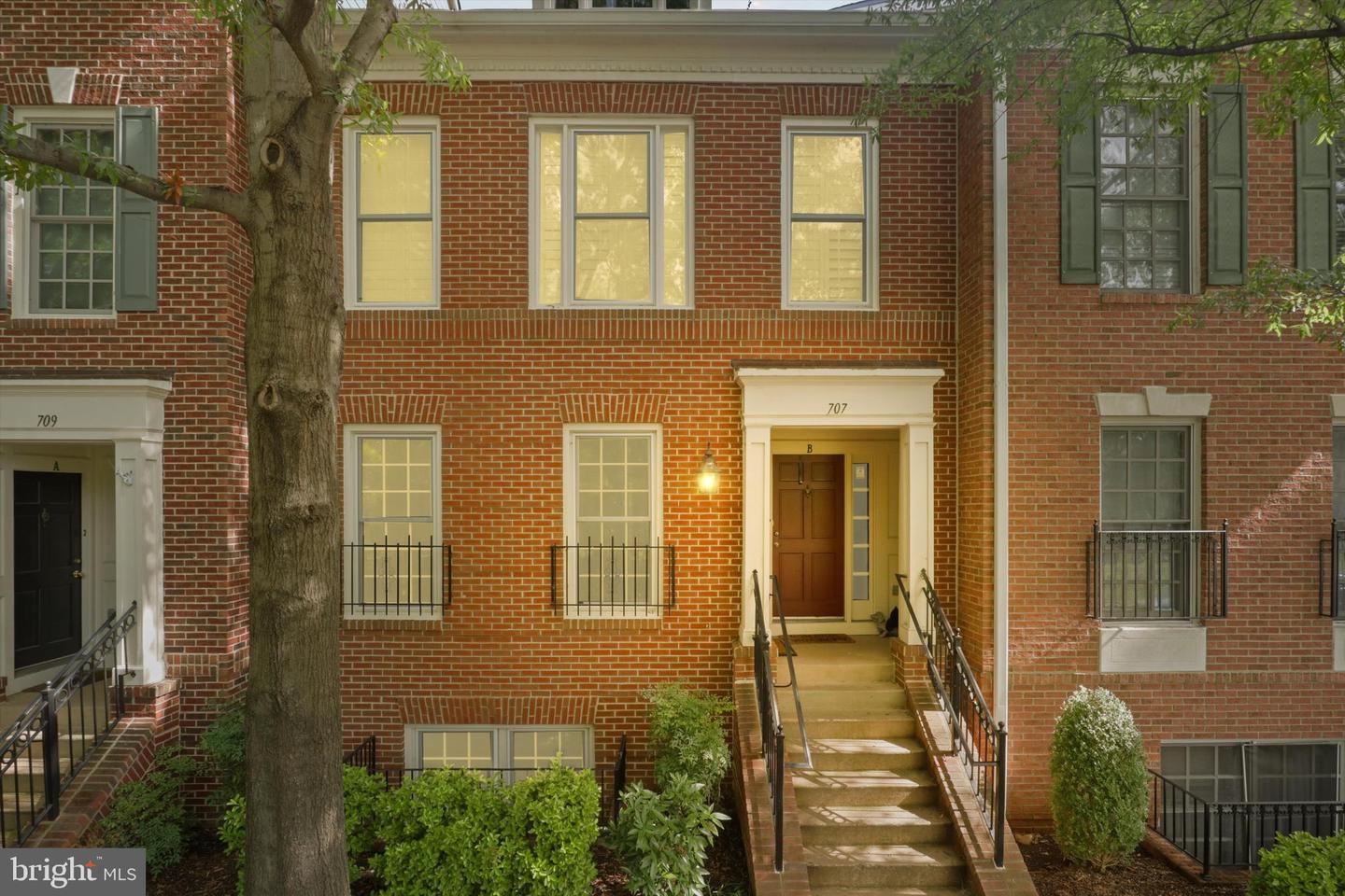 707 MASSEY LN #A, ALEXANDRIA, Virginia 22314, 2 Bedrooms Bedrooms, ,2 BathroomsBathrooms,Residential,For sale,707 MASSEY LN #A,VAAX2049836 MLS # VAAX2049836
