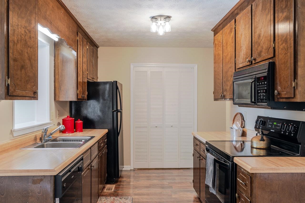 1300 GUM AVE, GROTTOES, Virginia 24441, 3 Bedrooms Bedrooms, ,1 BathroomBathrooms,Residential,1300 GUM AVE,669466 MLS # 669466