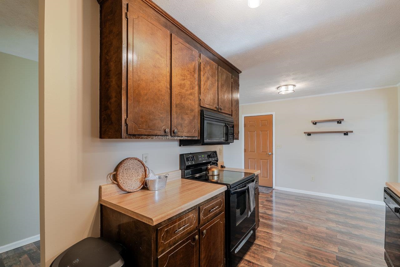 1300 GUM AVE, GROTTOES, Virginia 24441, 3 Bedrooms Bedrooms, ,1 BathroomBathrooms,Residential,1300 GUM AVE,669466 MLS # 669466