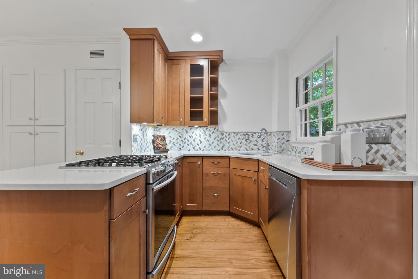 408 WOLFE ST, ALEXANDRIA, Virginia 22314, 2 Bedrooms Bedrooms, ,2 BathroomsBathrooms,Residential,For sale,408 WOLFE ST,VAAX2050174 MLS # VAAX2050174