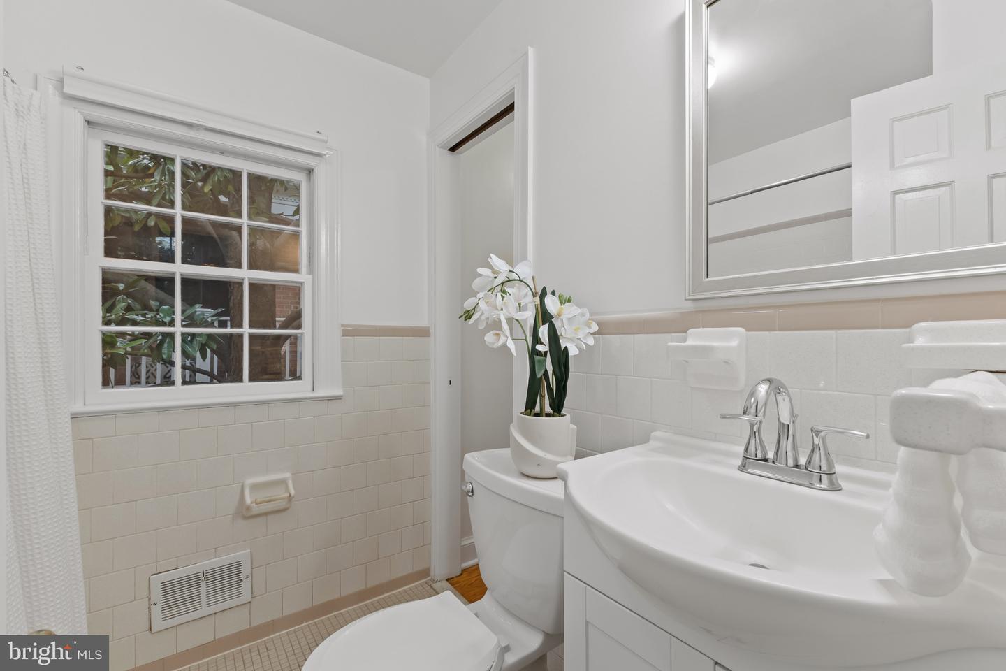 408 WOLFE ST, ALEXANDRIA, Virginia 22314, 2 Bedrooms Bedrooms, ,2 BathroomsBathrooms,Residential,For sale,408 WOLFE ST,VAAX2050174 MLS # VAAX2050174