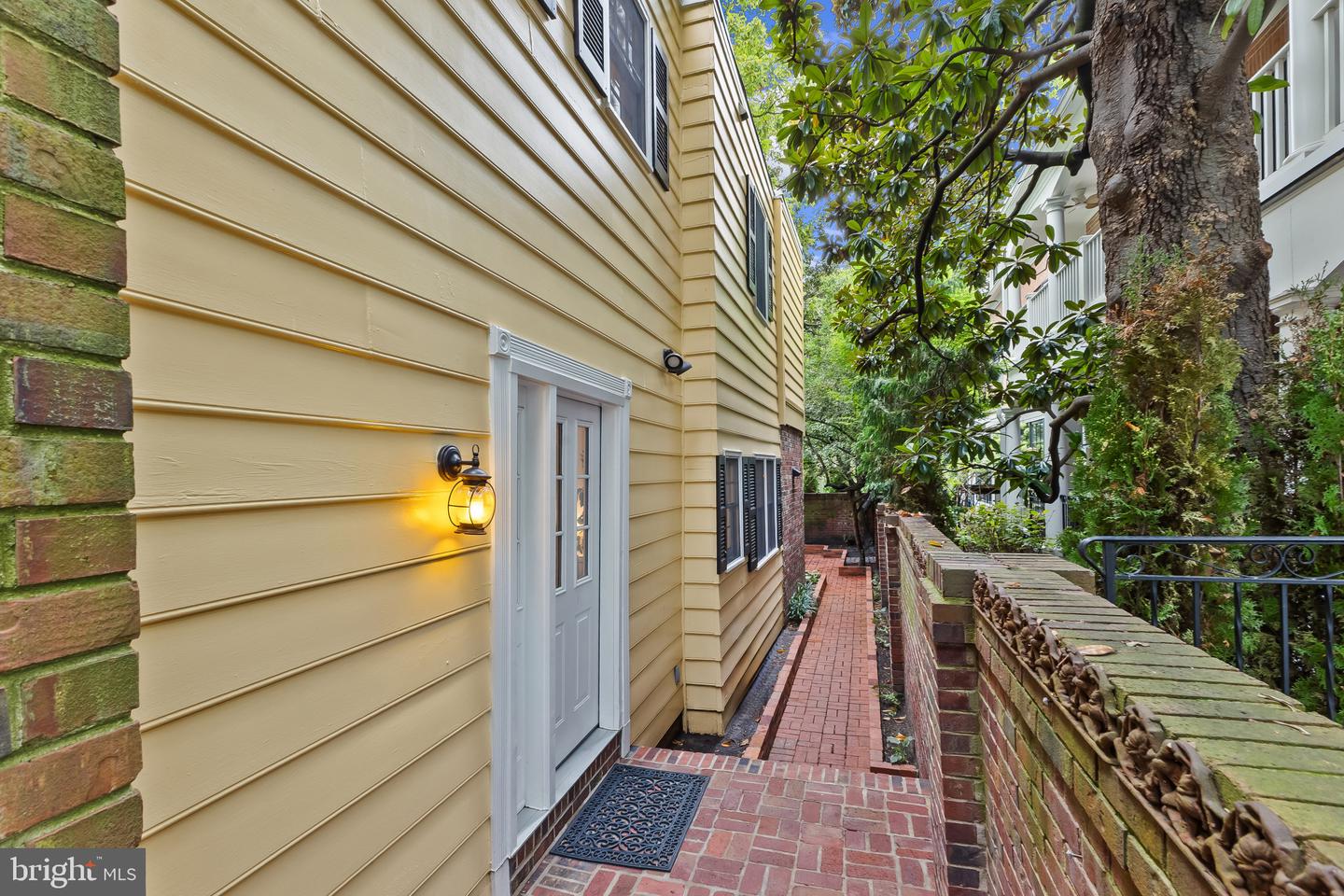 408 WOLFE ST, ALEXANDRIA, Virginia 22314, 2 Bedrooms Bedrooms, ,2 BathroomsBathrooms,Residential,For sale,408 WOLFE ST,VAAX2050174 MLS # VAAX2050174