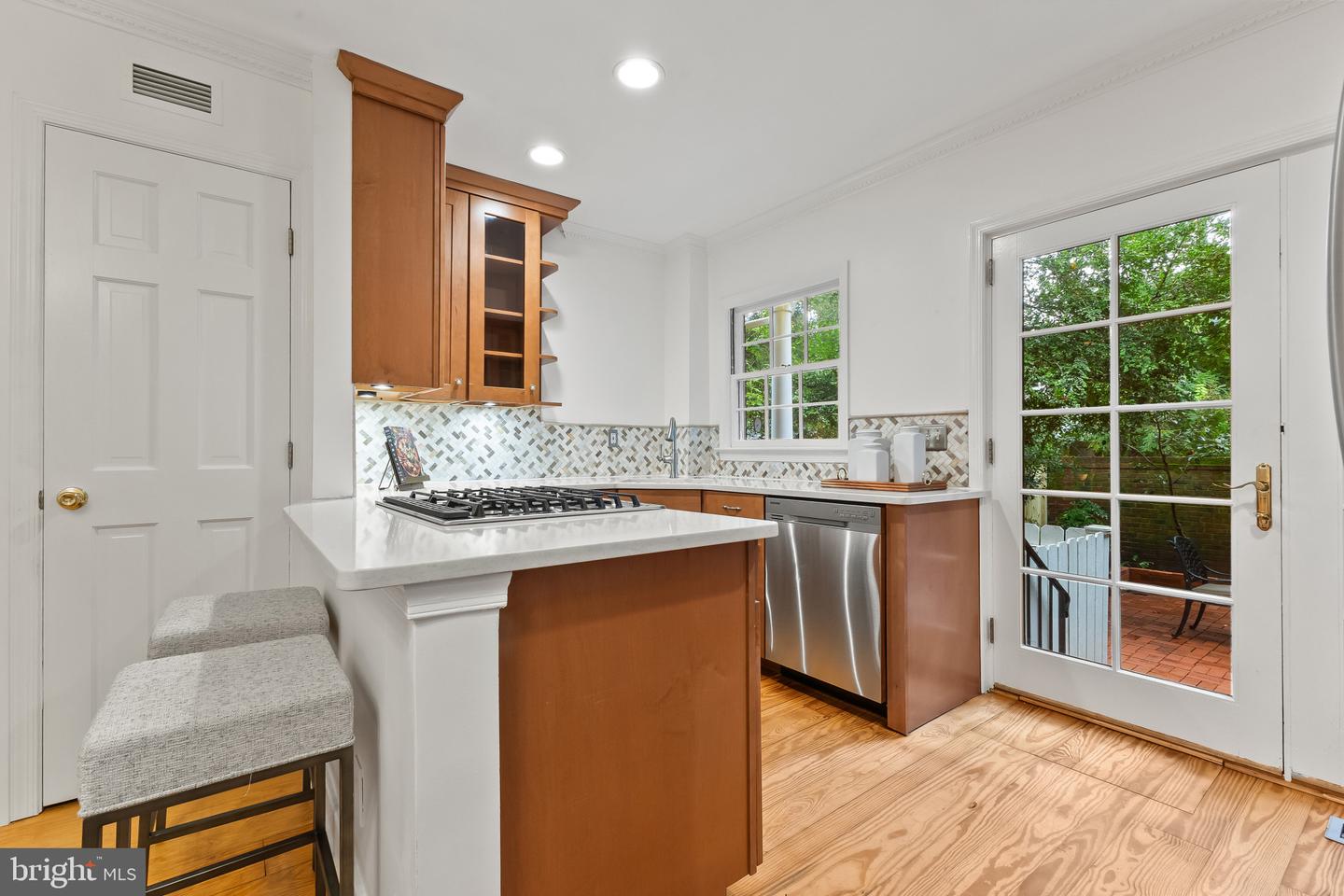 408 WOLFE ST, ALEXANDRIA, Virginia 22314, 2 Bedrooms Bedrooms, ,2 BathroomsBathrooms,Residential,For sale,408 WOLFE ST,VAAX2050174 MLS # VAAX2050174