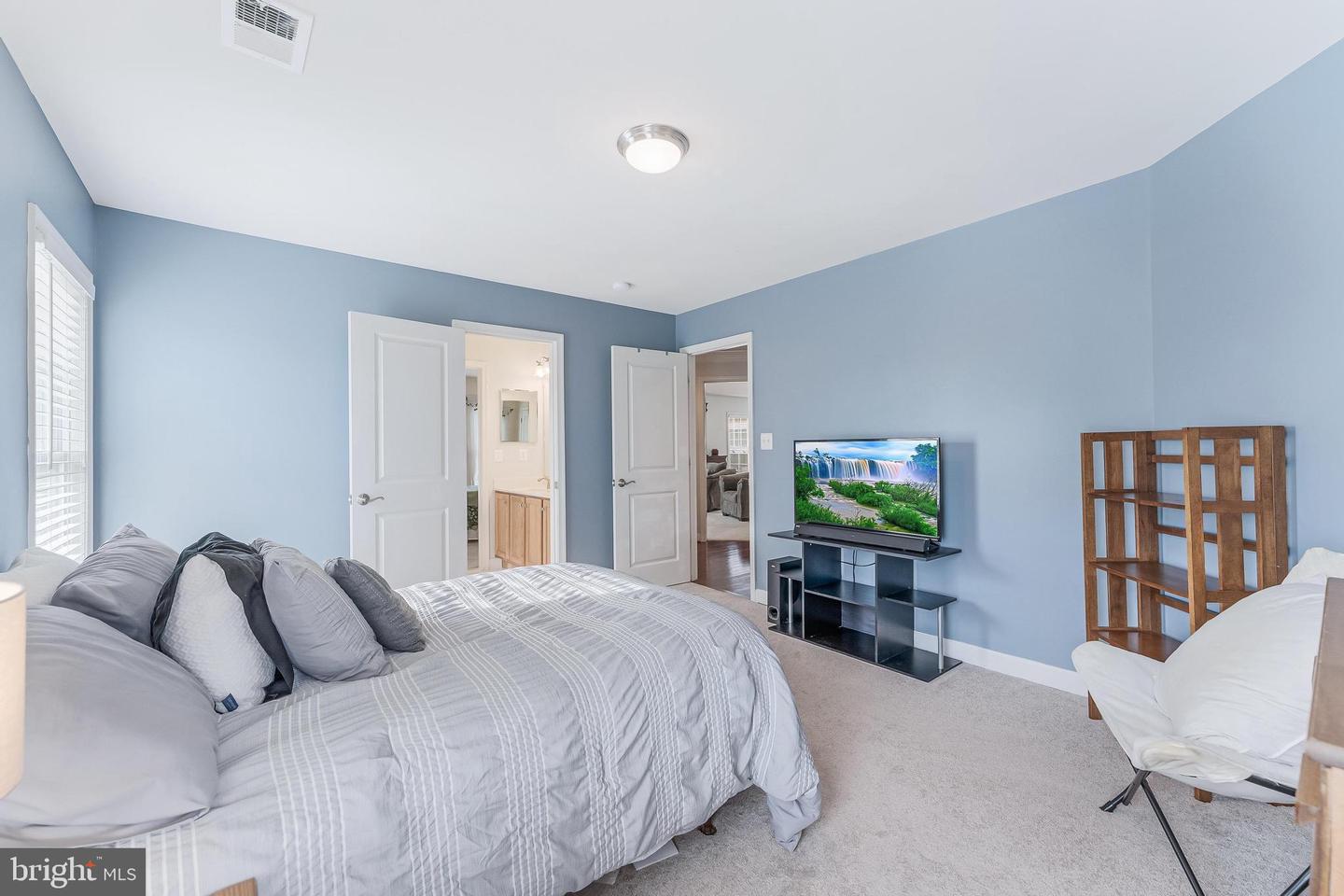 998 RAILROAD AVE, FALLS CHURCH, Virginia 22046, 6 Bedrooms Bedrooms, 18 Rooms Rooms,4 BathroomsBathrooms,Residential,For sale,998 RAILROAD AVE,VAFA2003316 MLS # VAFA2003316