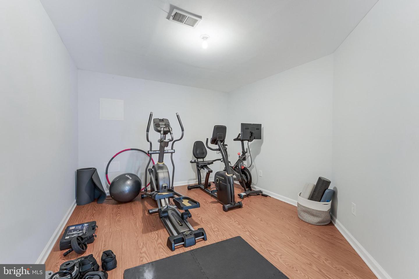 998 RAILROAD AVE, FALLS CHURCH, Virginia 22046, 6 Bedrooms Bedrooms, 18 Rooms Rooms,4 BathroomsBathrooms,Residential,For sale,998 RAILROAD AVE,VAFA2003316 MLS # VAFA2003316