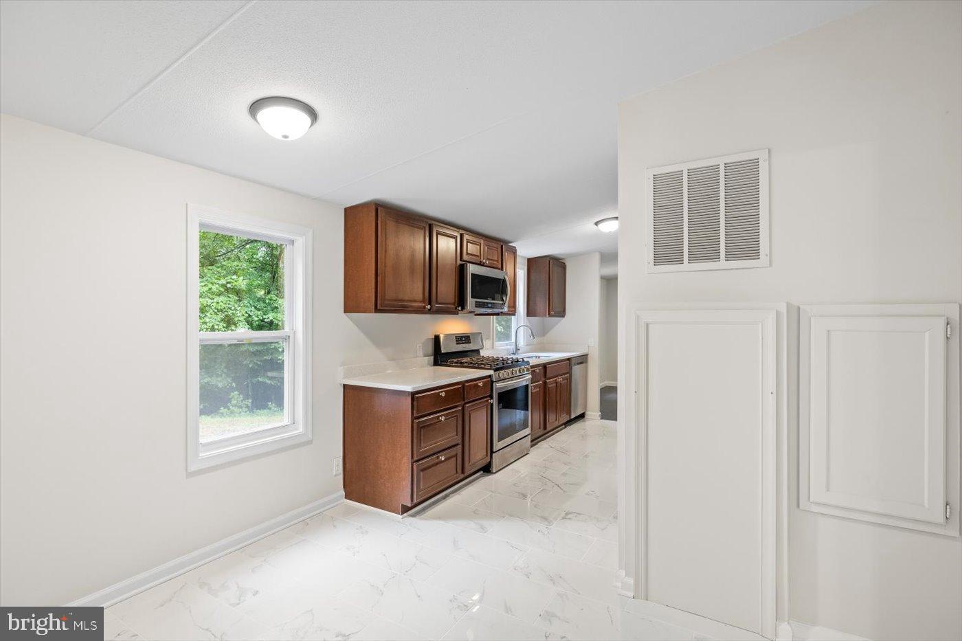 33 NORMAN RD, STAFFORD, Virginia 22554, 3 Bedrooms Bedrooms, 10 Rooms Rooms,2 BathroomsBathrooms,Residential,For sale,33 NORMAN RD,VAST2042972 MLS # VAST2042972
