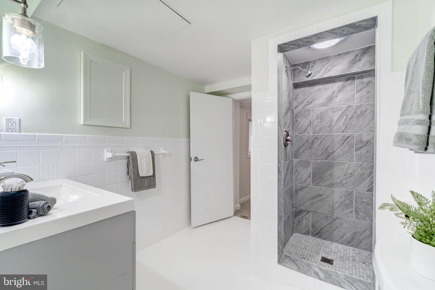 5101 27TH ST N, ARLINGTON, Virginia 22207, 7 Bedrooms Bedrooms, ,5 BathroomsBathrooms,Residential,For sale,5101 27TH ST N,VAAR2060938 MLS # VAAR2060938