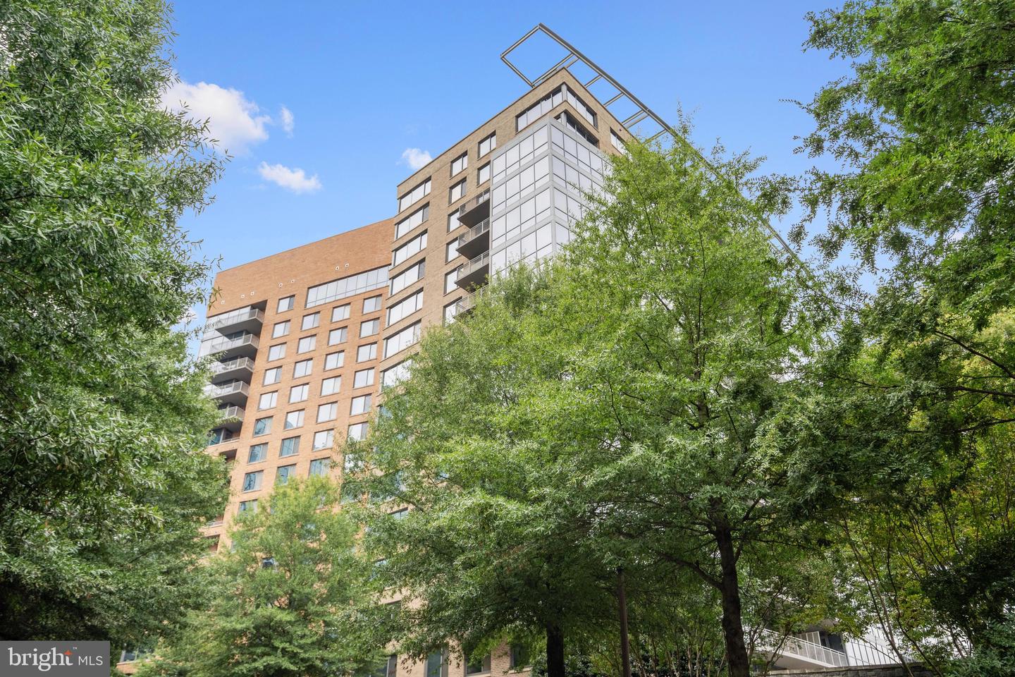 2001 15TH ST N #306, ARLINGTON, Virginia 22201, 2 Bedrooms Bedrooms, ,2 BathroomsBathrooms,Residential,For sale,2001 15TH ST N #306,VAAR2063484 MLS # VAAR2063484