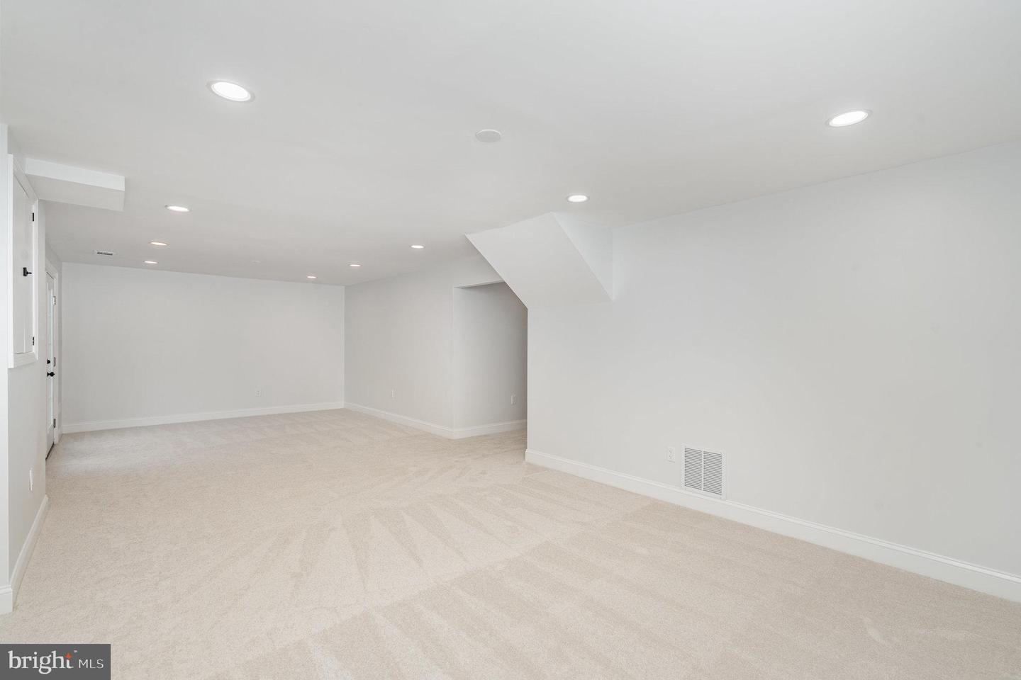8507 LAKINHURST LN, SPRINGFIELD, Virginia 22152, 4 Bedrooms Bedrooms, ,3 BathroomsBathrooms,Residential,For sale,8507 LAKINHURST LN,VAFX2267722 MLS # VAFX2267722