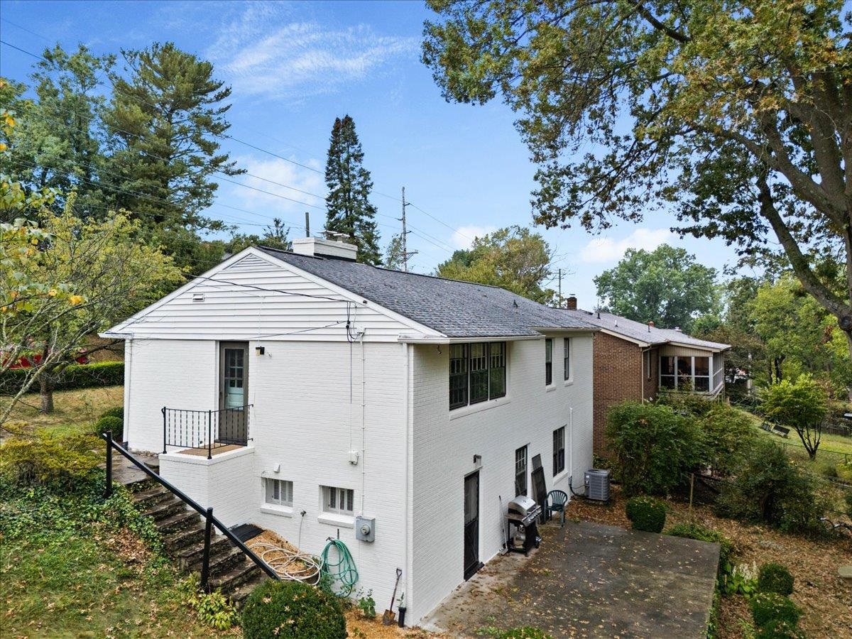 1403 CRAWFORD AVE, HARRISONBURG, Virginia 22801, 4 Bedrooms Bedrooms, ,2 BathroomsBathrooms,Residential,1403 CRAWFORD AVE,669501 MLS # 669501