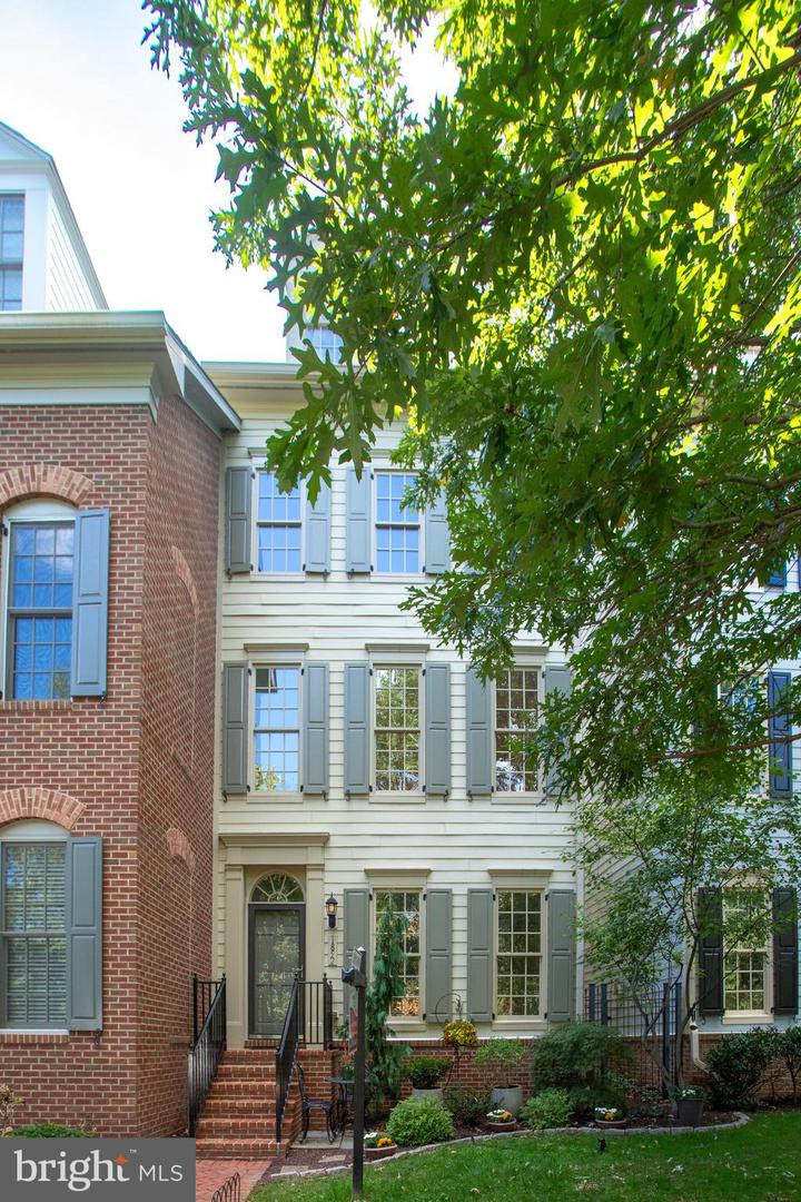 1852 CARPENTER RD, ALEXANDRIA, Virginia 22314, 3 Bedrooms Bedrooms, ,3 BathroomsBathrooms,Residential,For sale,1852 CARPENTER RD,VAAX2048972 MLS # VAAX2048972