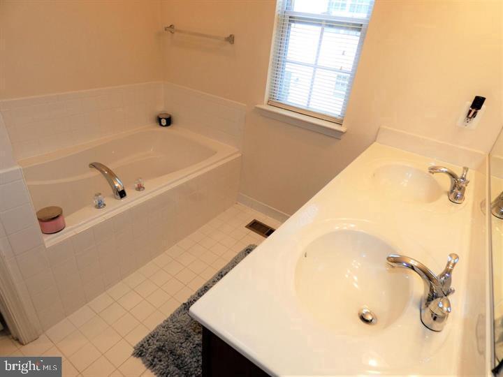 4911 POTOMAC HIGHLANDS CIR, TRIANGLE, Virginia 22172, 3 Bedrooms Bedrooms, ,3 BathroomsBathrooms,Residential,For sale,4911 POTOMAC HIGHLANDS CIR,VAPW2103412 MLS # VAPW2103412