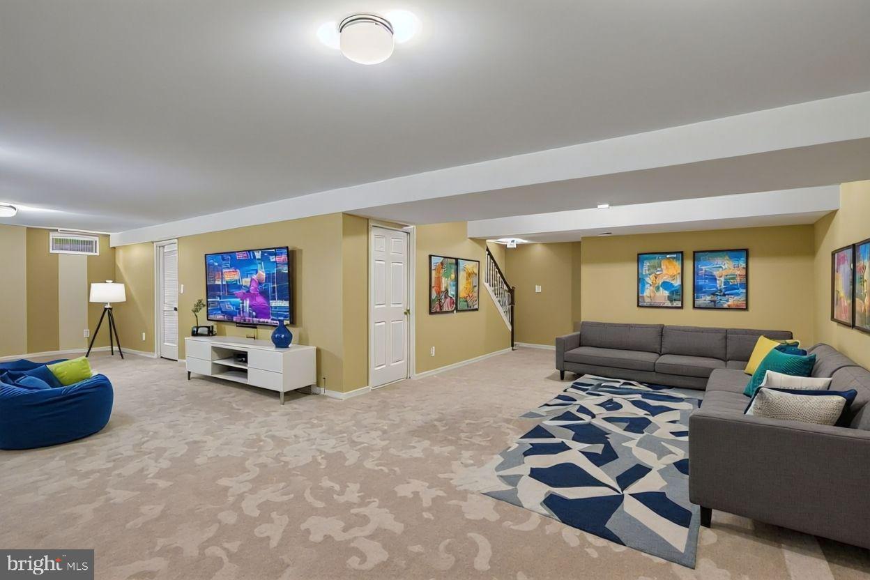 8152 TILLINGHAST LN, GAINESVILLE, Virginia 20155, 4 Bedrooms Bedrooms, 17 Rooms Rooms,2 BathroomsBathrooms,Residential,For sale,8152 TILLINGHAST LN,VAPW2104498 MLS # VAPW2104498