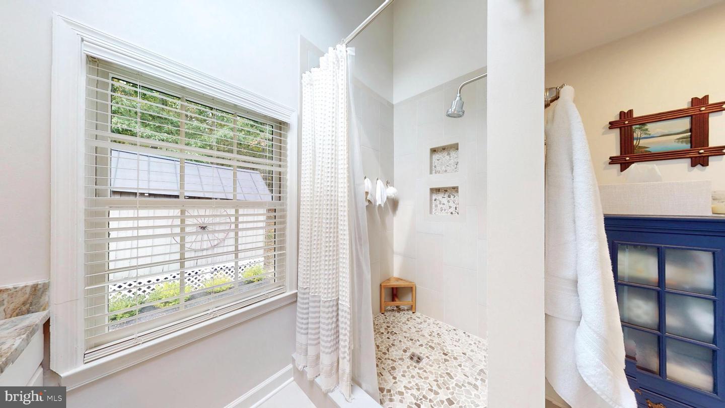 21539 OATLANDS RD, ALDIE, Virginia 20105, 4 Bedrooms Bedrooms, 7 Rooms Rooms,3 BathroomsBathrooms,Residential,For sale,21539 OATLANDS RD,VALO2107480 MLS # VALO2107480