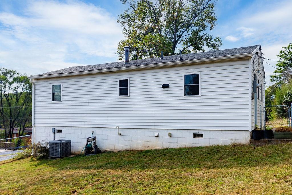 331 THOMPSON ST, STAUNTON, Virginia 24401, 2 Bedrooms Bedrooms, ,1 BathroomBathrooms,Residential,331 THOMPSON ST,669507 MLS # 669507