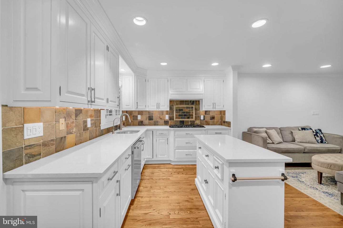 7204 EVANS MILL RD, MCLEAN, Virginia 22101, 4 Bedrooms Bedrooms, ,4 BathroomsBathrooms,Residential,For sale,7204 EVANS MILL RD,VAFX2269458 MLS # VAFX2269458