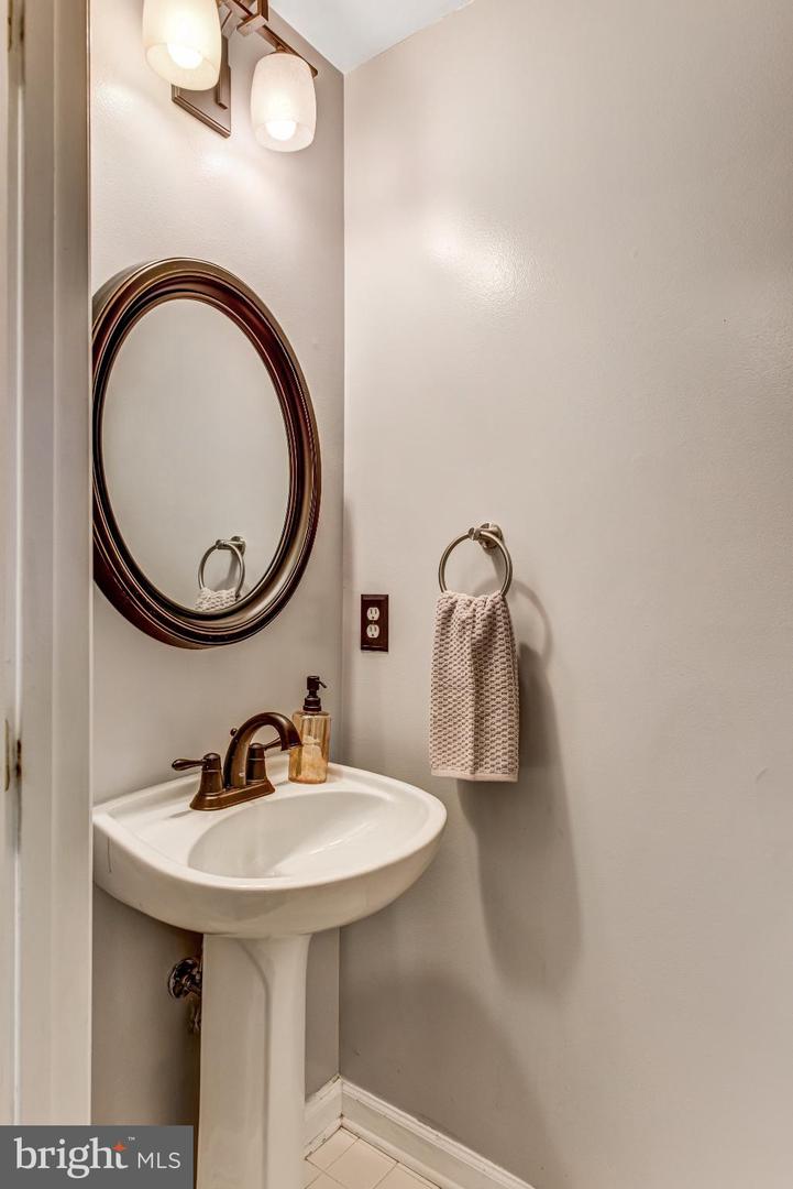 26139 LANDS END DR, CHANTILLY, Virginia 20152, 3 Bedrooms Bedrooms, 6 Rooms Rooms,2 BathroomsBathrooms,Residential,For sale,26139 LANDS END DR,VALO2104928 MLS # VALO2104928