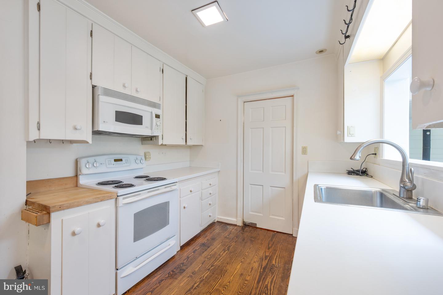 824 ARCTURUS ON THE POTOMAC, ALEXANDRIA, Virginia 22308, 2 Bedrooms Bedrooms, 14 Rooms Rooms,3 BathroomsBathrooms,Residential,For sale,824 ARCTURUS ON THE POTOMAC,VAFX2266282 MLS # VAFX2266282