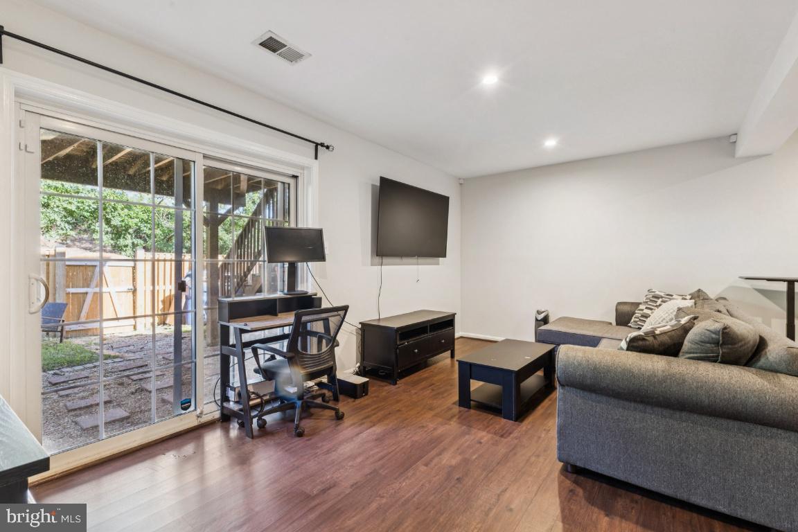 5715 LAWSONS HILL CT, ALEXANDRIA, Virginia 22310, 3 Bedrooms Bedrooms, ,2 BathroomsBathrooms,Residential,For sale,5715 LAWSONS HILL CT,VAFX2268336 MLS # VAFX2268336