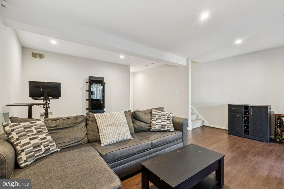 5715 LAWSONS HILL CT, ALEXANDRIA, Virginia 22310, 3 Bedrooms Bedrooms, ,2 BathroomsBathrooms,Residential,For sale,5715 LAWSONS HILL CT,VAFX2268336 MLS # VAFX2268336