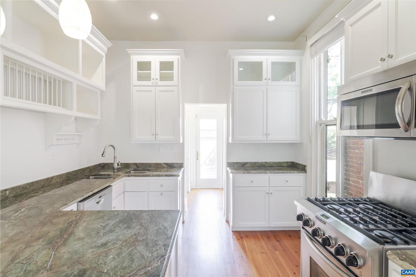 17 N WASHINGTON ST, STAUNTON, Virginia 24401, 3 Bedrooms Bedrooms, ,2 BathroomsBathrooms,Residential,For sale,17 N WASHINGTON ST,669294 MLS # 669294