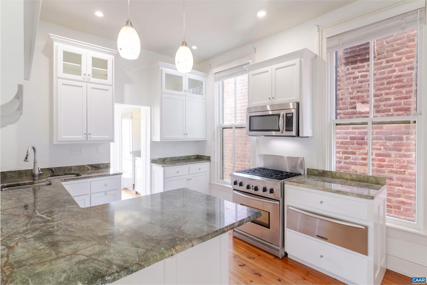 17 N WASHINGTON ST, STAUNTON, Virginia 24401, 3 Bedrooms Bedrooms, ,2 BathroomsBathrooms,Residential,For sale,17 N WASHINGTON ST,669294 MLS # 669294