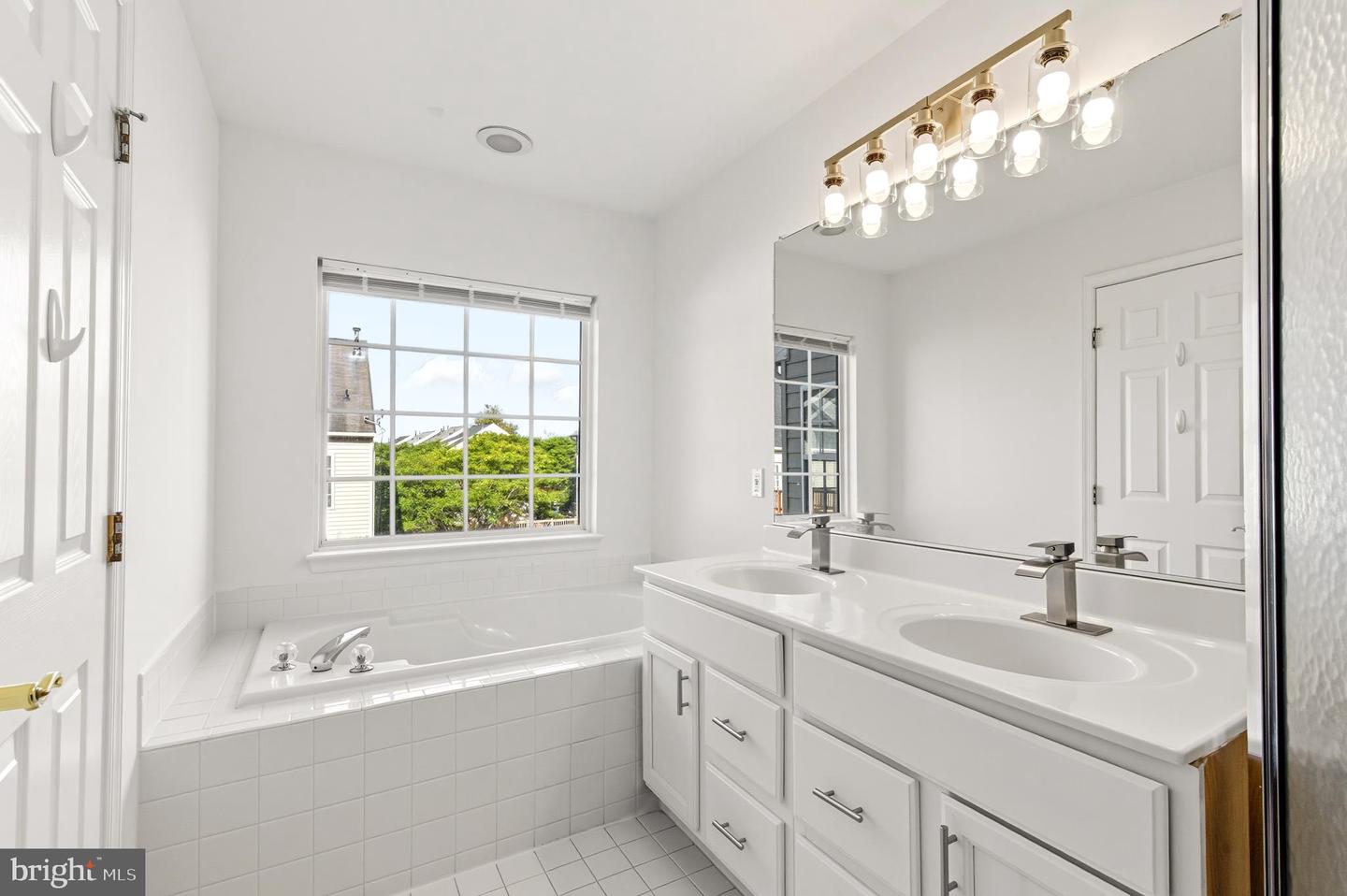 25541 GWYNNETH SQ, CHANTILLY, Virginia 20152, 3 Bedrooms Bedrooms, ,2 BathroomsBathrooms,Residential,For sale,25541 GWYNNETH SQ,VALO2107798 MLS # VALO2107798