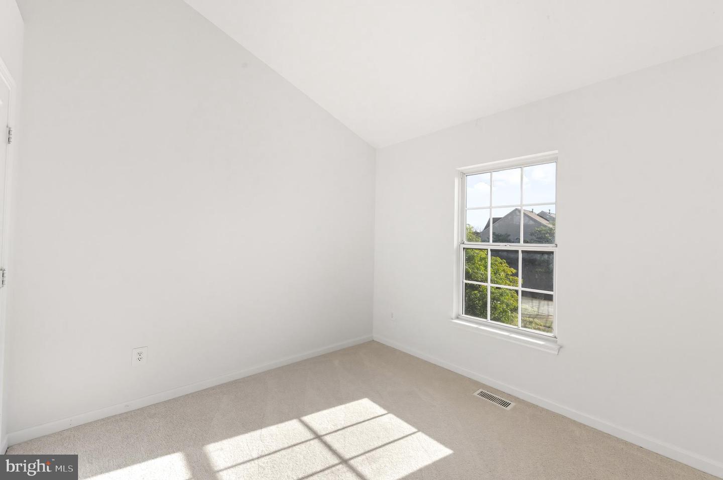 25541 GWYNNETH SQ, CHANTILLY, Virginia 20152, 3 Bedrooms Bedrooms, ,2 BathroomsBathrooms,Residential,For sale,25541 GWYNNETH SQ,VALO2107798 MLS # VALO2107798
