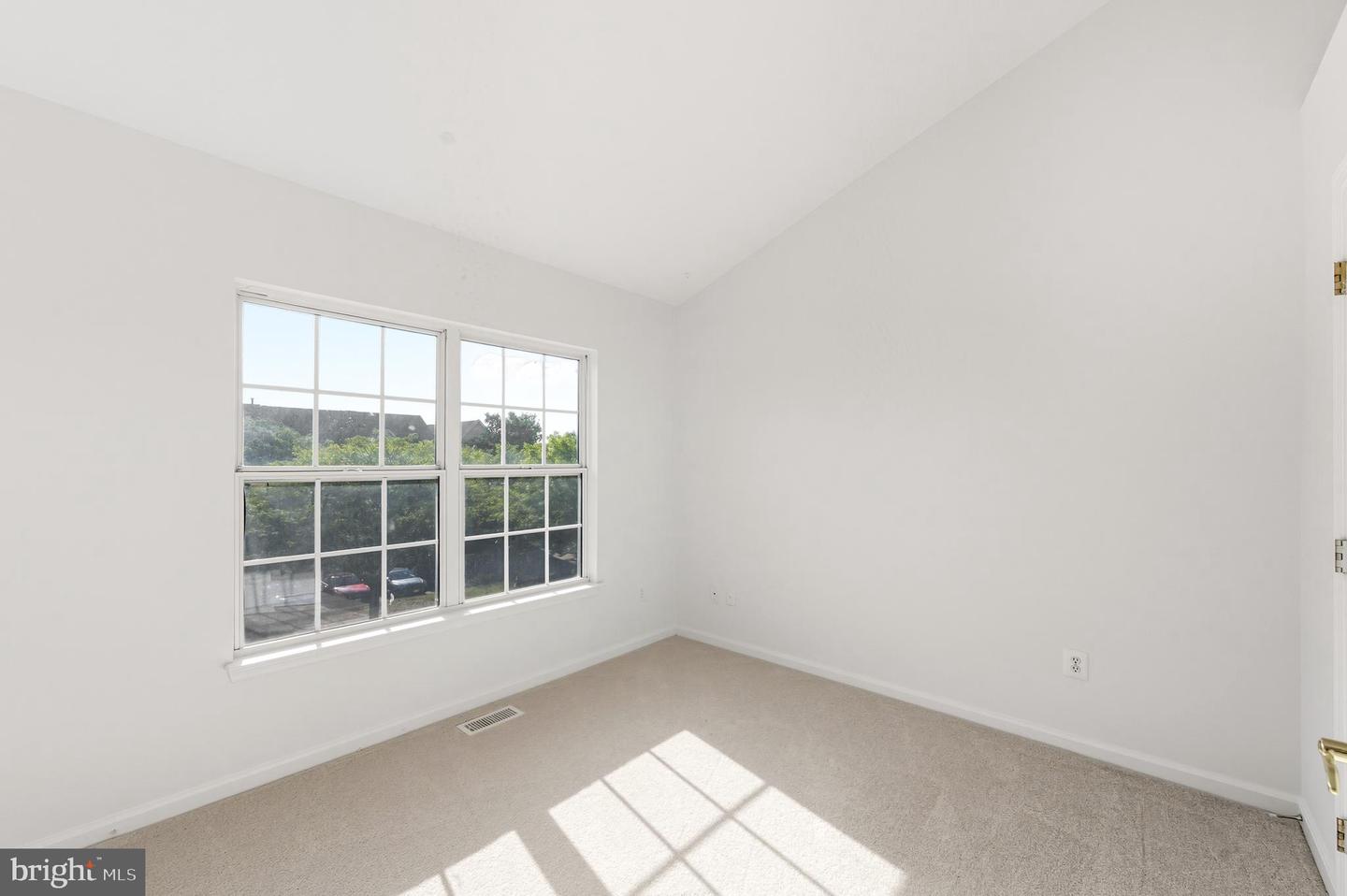 25541 GWYNNETH SQ, CHANTILLY, Virginia 20152, 3 Bedrooms Bedrooms, ,2 BathroomsBathrooms,Residential,For sale,25541 GWYNNETH SQ,VALO2107798 MLS # VALO2107798