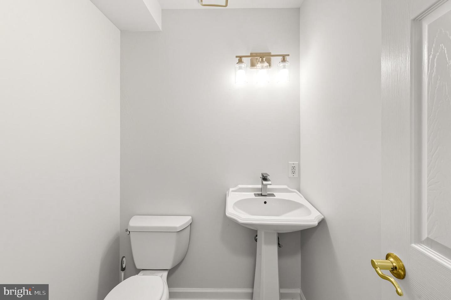 25541 GWYNNETH SQ, CHANTILLY, Virginia 20152, 3 Bedrooms Bedrooms, ,2 BathroomsBathrooms,Residential,For sale,25541 GWYNNETH SQ,VALO2107798 MLS # VALO2107798