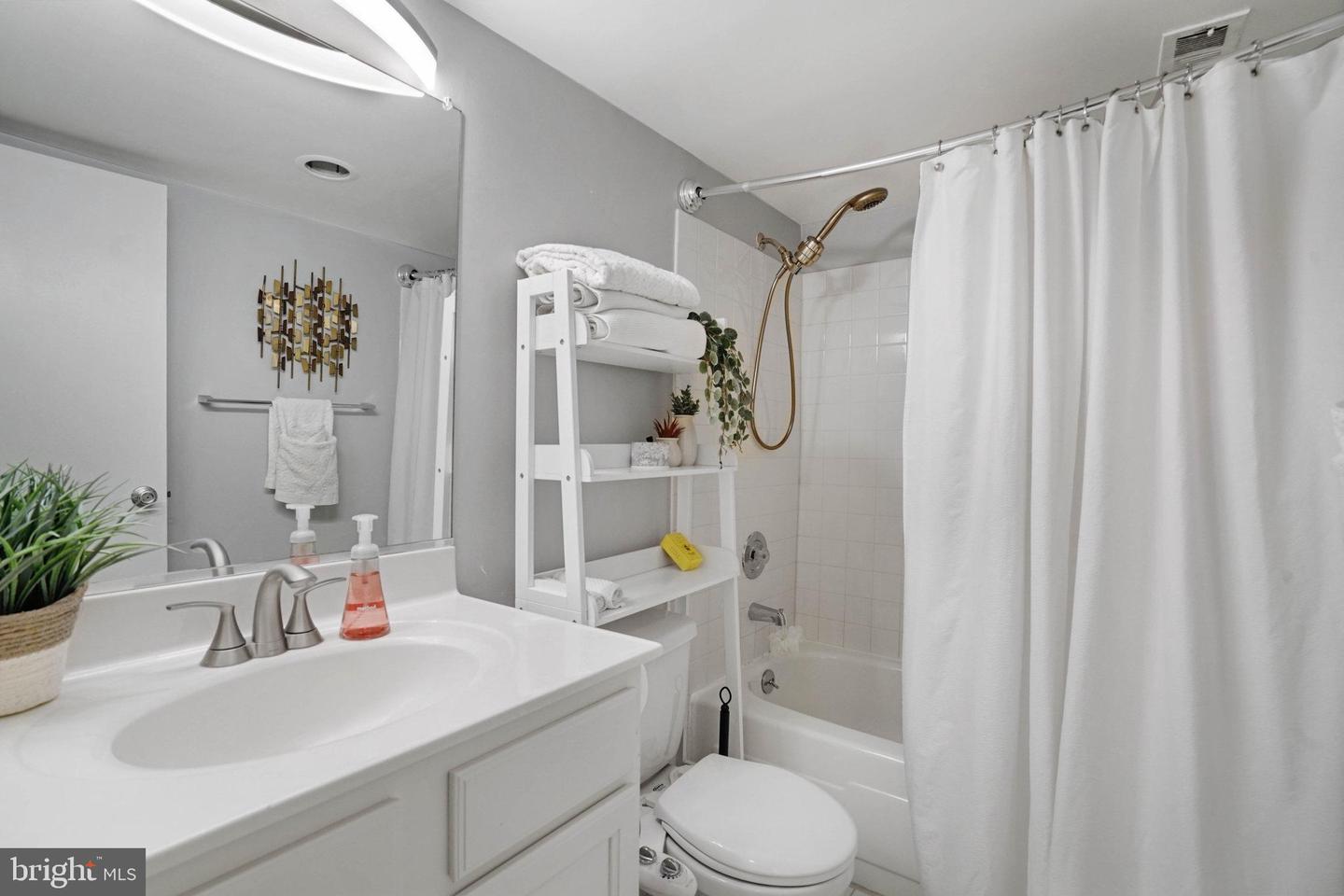 4500 S FOUR MILE RUN DR #407, ARLINGTON, Virginia 22204, 2 Bedrooms Bedrooms, ,2 BathroomsBathrooms,Residential,For sale,4500 S FOUR MILE RUN DR #407,VAAR2064292 MLS # VAAR2064292 4500 S FOUR MILE RUN DR #407, ARLINGTON, Virginia 22204, 2 Bedrooms Bedrooms, ,2 BathroomsBathrooms,Residential,For sale,4500 S FOUR MILE RUN DR #407,VAAR2064292 MLS # VAAR2064292