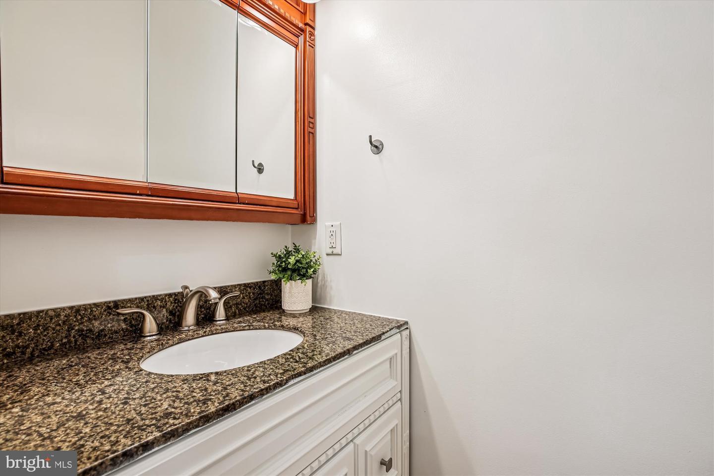 13 R ST NE #1, WASHINGTON, District Of Columbia 20002, 2 Bedrooms Bedrooms, 5 Rooms Rooms,2 BathroomsBathrooms,Residential,For sale,13 R ST NE #1,DCDC2224474 MLS # DCDC2224474