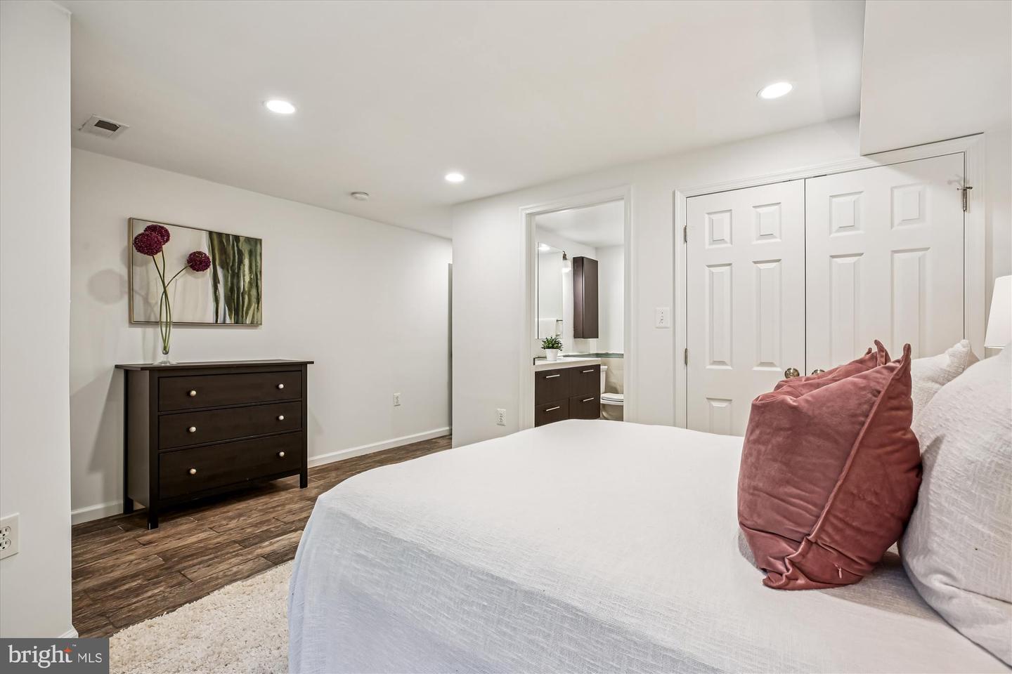 13 R ST NE #1, WASHINGTON, District Of Columbia 20002, 2 Bedrooms Bedrooms, 5 Rooms Rooms,2 BathroomsBathrooms,Residential,For sale,13 R ST NE #1,DCDC2224474 MLS # DCDC2224474