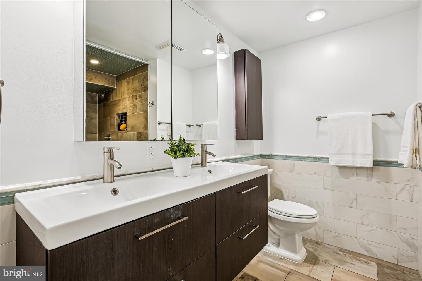 13 R ST NE #1, WASHINGTON, District Of Columbia 20002, 2 Bedrooms Bedrooms, 5 Rooms Rooms,2 BathroomsBathrooms,Residential,For sale,13 R ST NE #1,DCDC2224474 MLS # DCDC2224474
