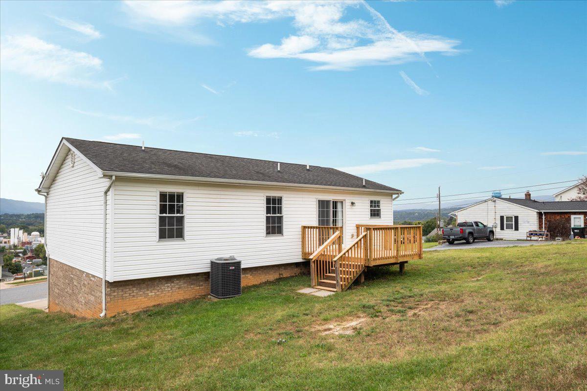 523 THOMPSON ST, STRASBURG, Virginia 22657, 3 Bedrooms Bedrooms, ,2 BathroomsBathrooms,Residential,For sale,523 THOMPSON ST,VASH2012644 MLS # VASH2012644