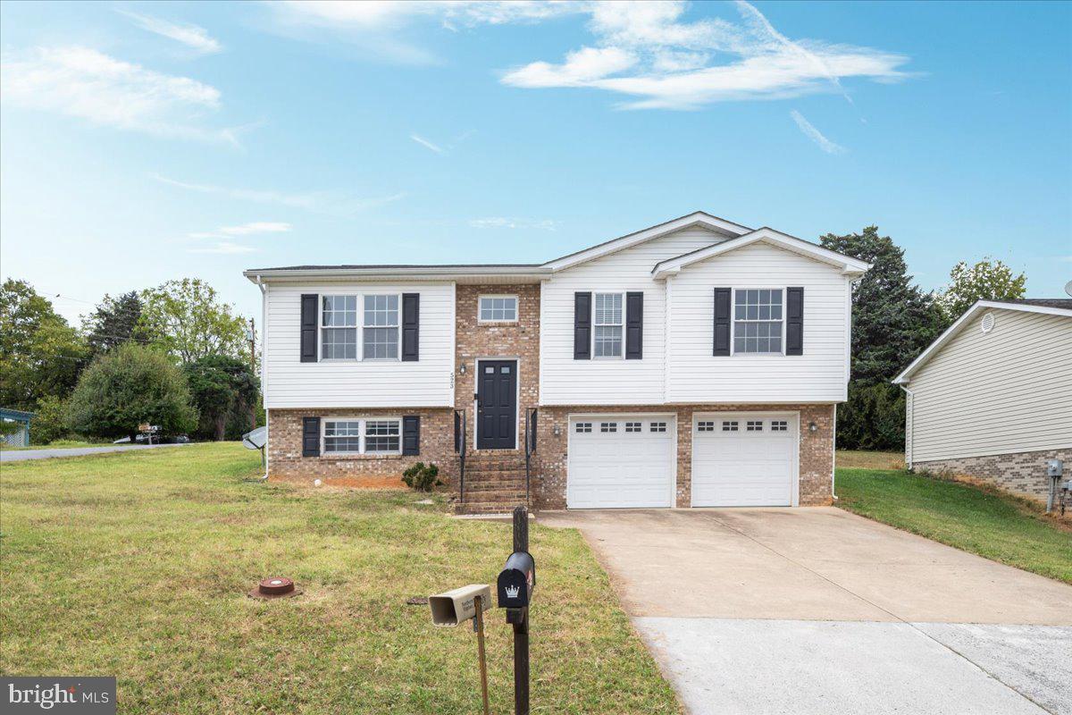 523 THOMPSON ST, STRASBURG, Virginia 22657, 3 Bedrooms Bedrooms, ,2 BathroomsBathrooms,Residential,For sale,523 THOMPSON ST,VASH2012644 MLS # VASH2012644