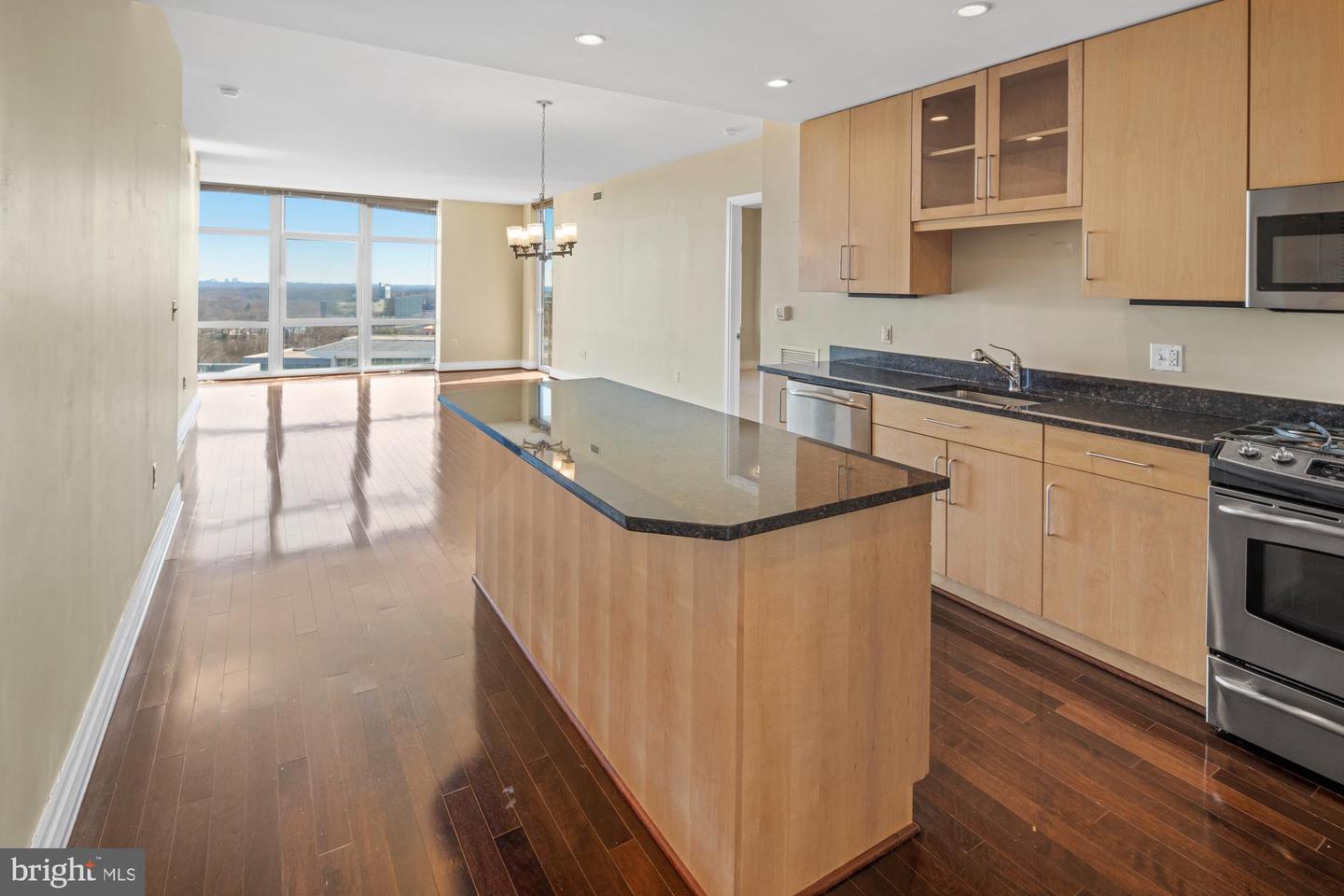 8220 CRESTWOOD HEIGHTS DR #1215, MCLEAN, Virginia 22102, 2 Bedrooms Bedrooms, 4 Rooms Rooms,2 BathroomsBathrooms,Residential,For sale,8220 CRESTWOOD HEIGHTS DR #1215,VAFX2269932 MLS # VAFX2269932