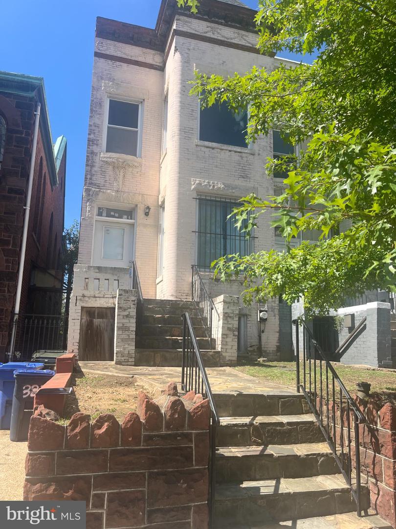 1714 NORTH CAPITOL ST NW, WASHINGTON, District Of Columbia 20002, 3 Bedrooms Bedrooms, 6 Rooms Rooms,1 BathroomBathrooms,Residential,For sale,1714 NORTH CAPITOL ST NW,DCDC2223738 MLS # DCDC2223738