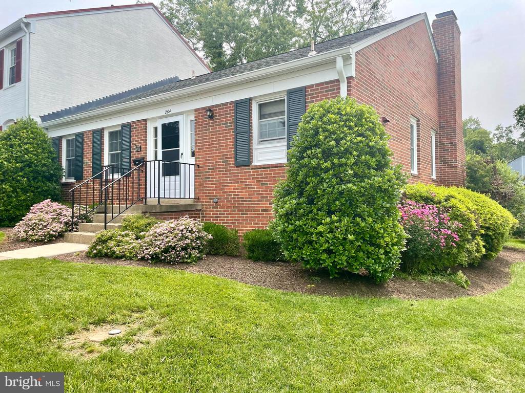 264 FAIRFIELD DR, WARRENTON, Virginia 20186, 2 Bedrooms Bedrooms, ,3 BathroomsBathrooms,Residential,264 FAIRFIELD DR,VAFQ2016938 MLS # VAFQ2016938