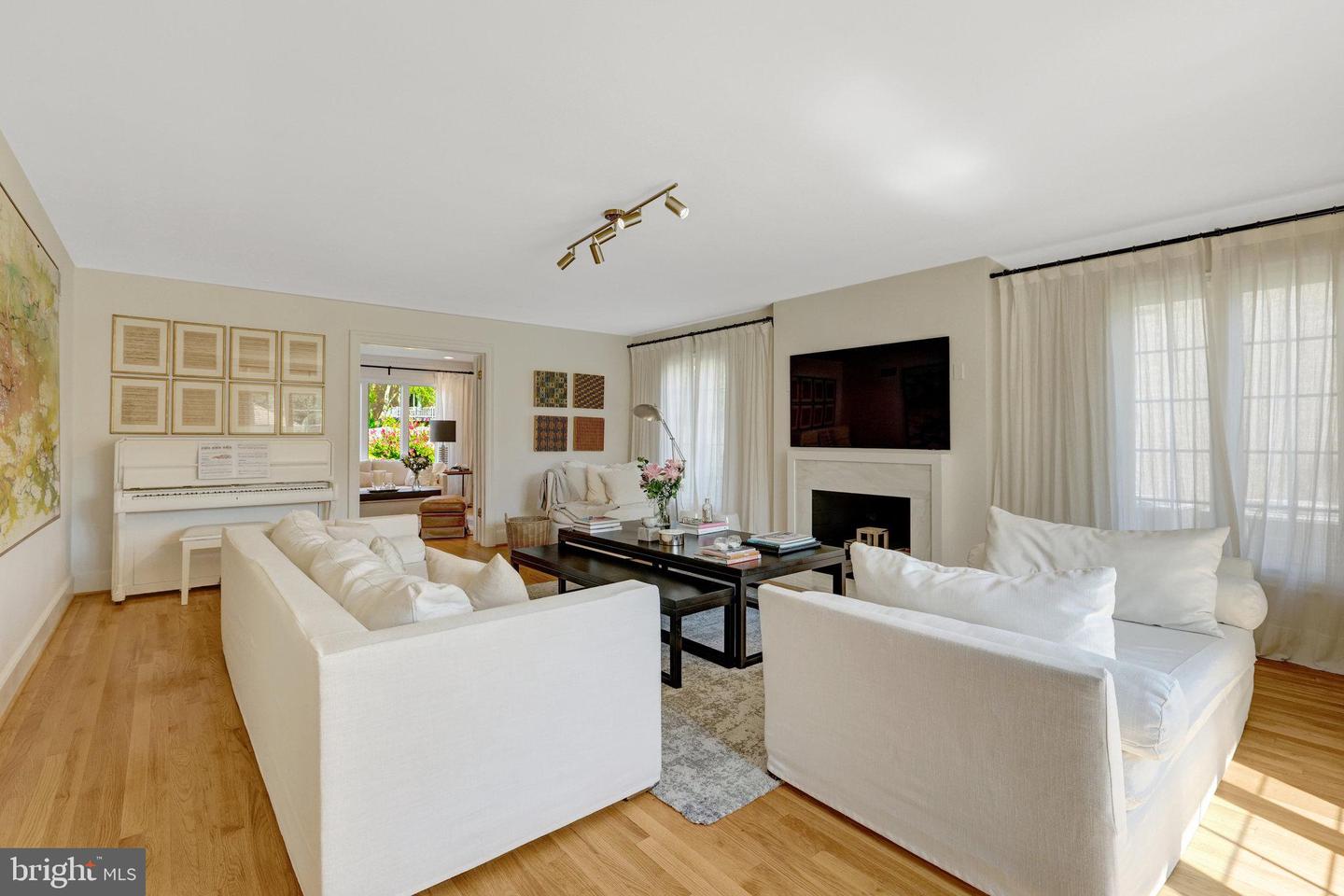 6305 DUNAWAY CT, MCLEAN, Virginia 22101, 6 Bedrooms Bedrooms, ,6 BathroomsBathrooms,Residential,For sale,6305 DUNAWAY CT,VAFX2266276 MLS # VAFX2266276