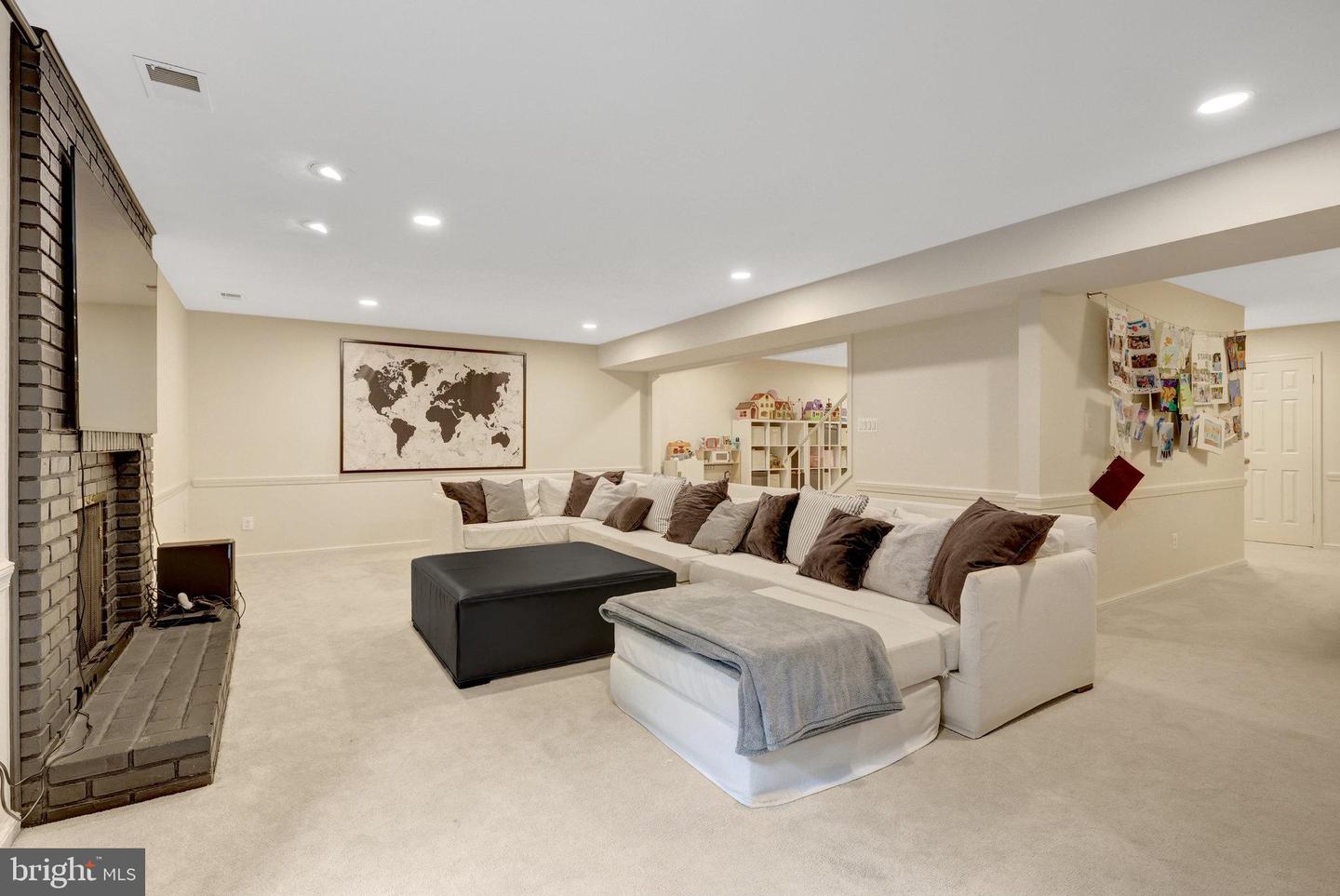 6305 DUNAWAY CT, MCLEAN, Virginia 22101, 6 Bedrooms Bedrooms, ,6 BathroomsBathrooms,Residential,For sale,6305 DUNAWAY CT,VAFX2266276 MLS # VAFX2266276
