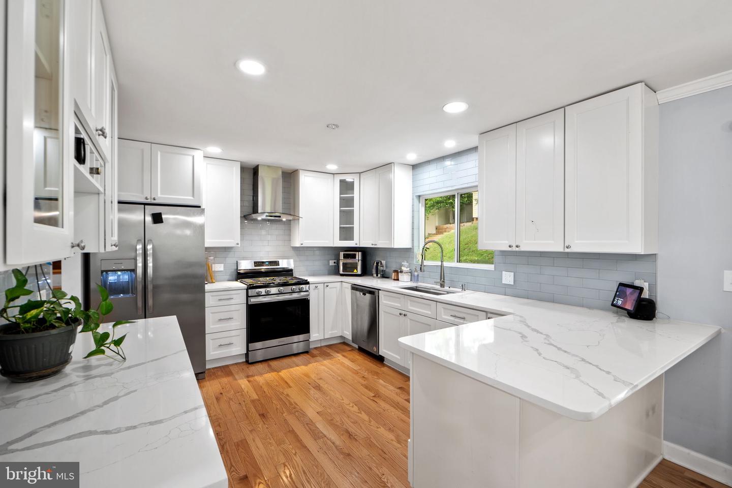 7222 WILLOW OAK PL, SPRINGFIELD, Virginia 22153, 4 Bedrooms Bedrooms, 7 Rooms Rooms,3 BathroomsBathrooms,Residential,For sale,7222 WILLOW OAK PL,VAFX2269958 MLS # VAFX2269958