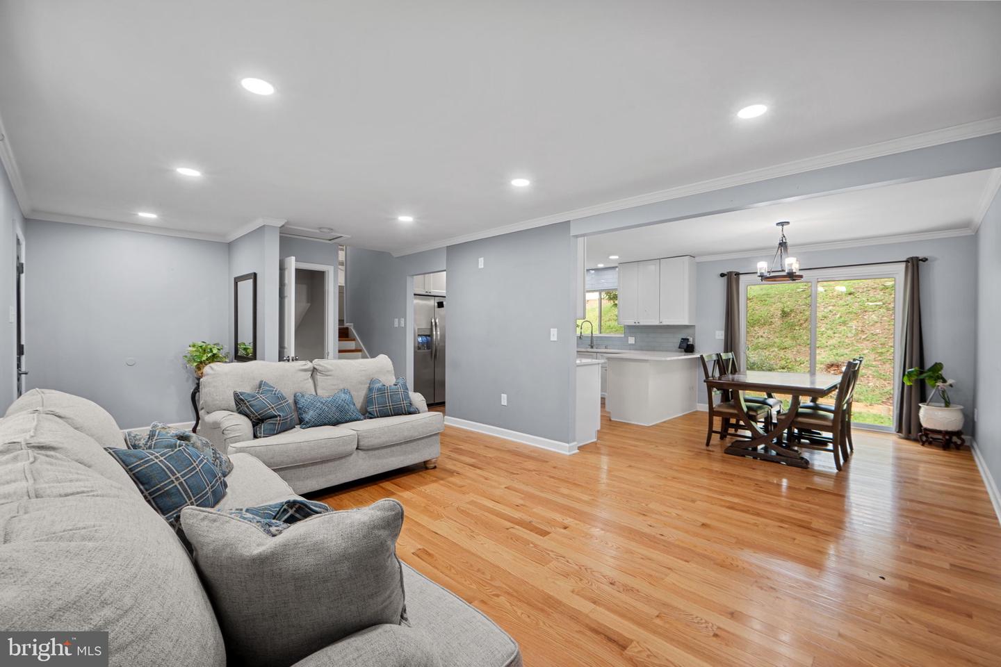 7222 WILLOW OAK PL, SPRINGFIELD, Virginia 22153, 4 Bedrooms Bedrooms, 7 Rooms Rooms,3 BathroomsBathrooms,Residential,For sale,7222 WILLOW OAK PL,VAFX2269958 MLS # VAFX2269958