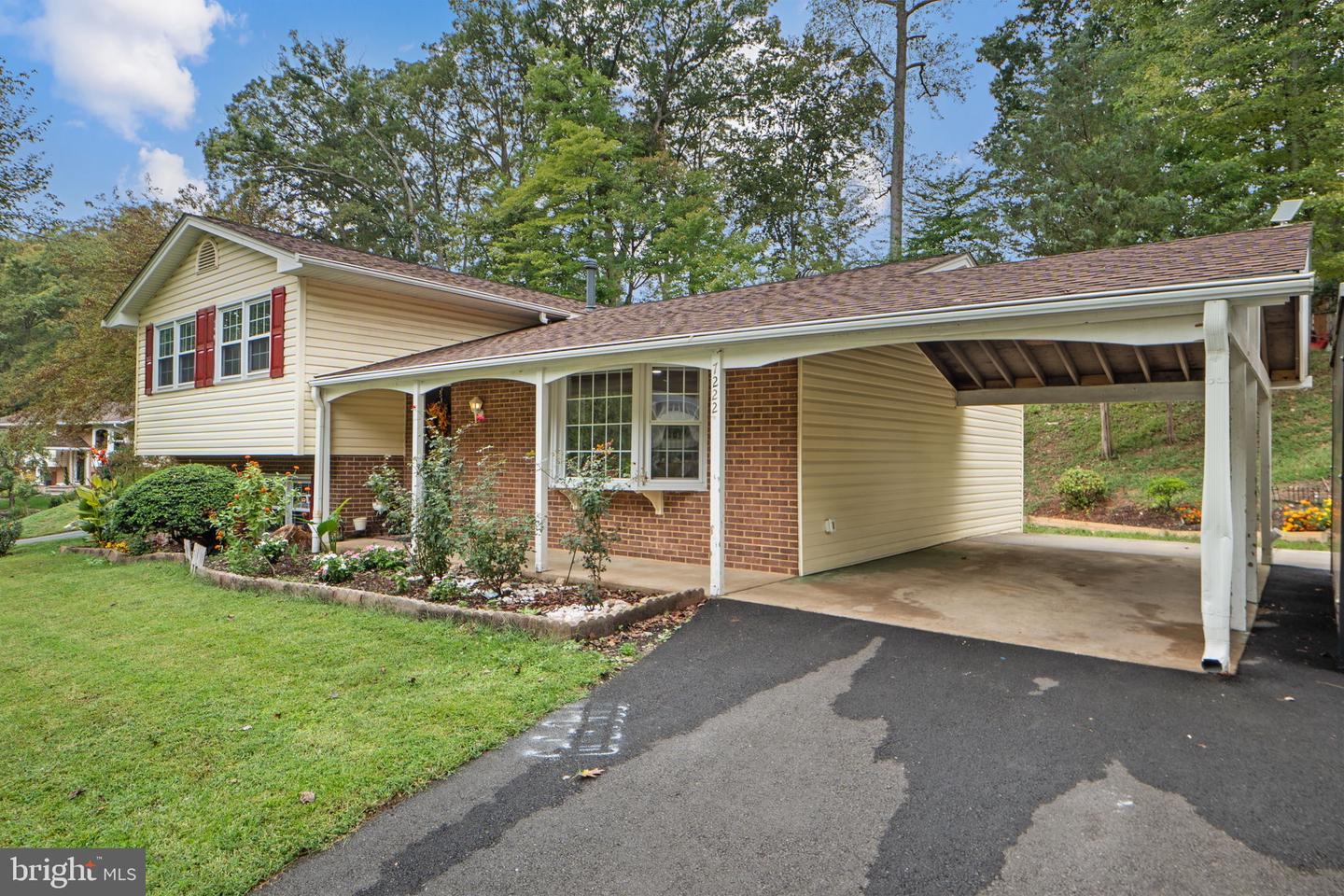 7222 WILLOW OAK PL, SPRINGFIELD, Virginia 22153, 4 Bedrooms Bedrooms, 7 Rooms Rooms,3 BathroomsBathrooms,Residential,For sale,7222 WILLOW OAK PL,VAFX2269958 MLS # VAFX2269958