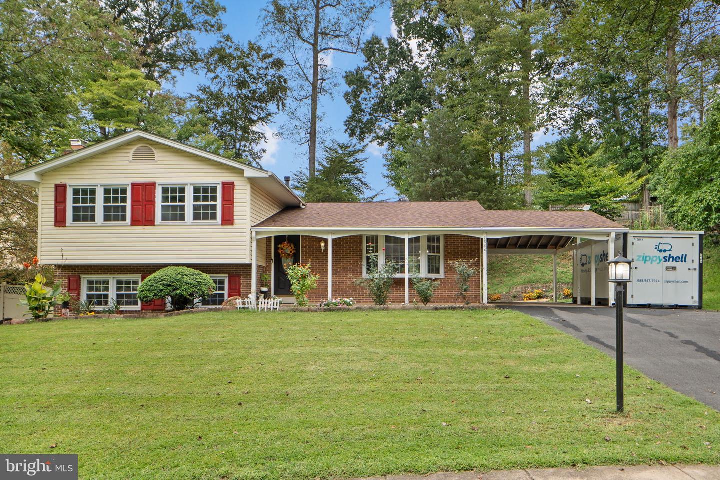 7222 WILLOW OAK PL, SPRINGFIELD, Virginia 22153, 4 Bedrooms Bedrooms, 7 Rooms Rooms,3 BathroomsBathrooms,Residential,For sale,7222 WILLOW OAK PL,VAFX2269958 MLS # VAFX2269958